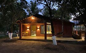 The Mango Woods Cottage With Bathtub In Alibag With Swimming Pool